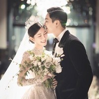 Di hari pernikahannya, Lee Seung Gi dan Lee Da In terlihat serasi memakai baju pengantin. Sang aktor mengenakan setelan jas hitam, sedangkan sang aktris mengenakan gaun pengantin putih dengan veil panjang dan mahkota. Foto: Instagram