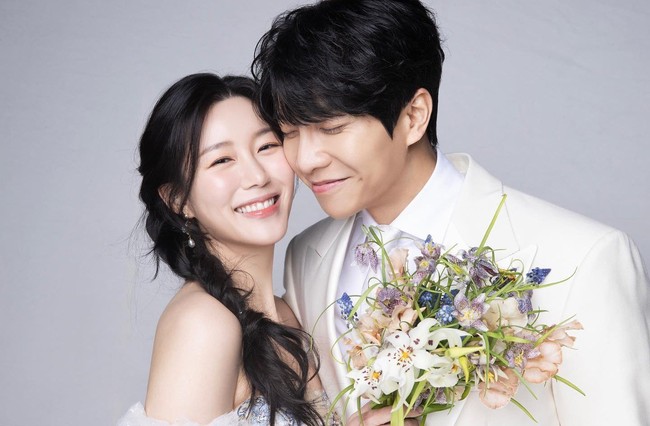 Agensi Lee Seung Gi, Human Made pun telah membagikan foto prewedding yang menampilkan pasangan artis Korea itu memakai busana bernuansa putih. Foto: Instagram