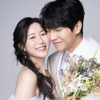 Agensi Lee Seung Gi, Human Made pun telah membagikan foto prewedding yang menampilkan pasangan artis Korea itu memakai busana bernuansa putih. Foto: Instagram