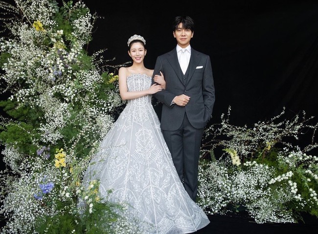 Pernikahan Lee Seung Gi dan Lee Da In kini disebut-sebut acara penghargaan karena bertabur bintang kenamaan. Seperti Cha Eun Woo, Han Hyo Joo, Yoo Yeon Seok, dan Lee Dong Wook. Foto: Instagram