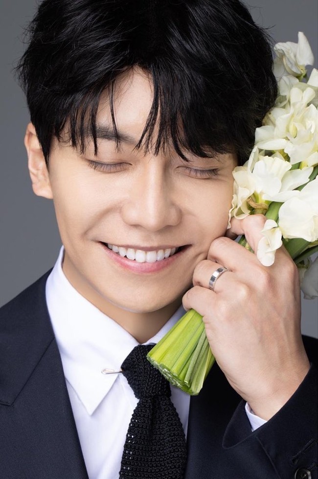 Aura bahagia terpancar dari wajah Lee Seung Gi yang melepas masa lajangnya di usia 36 tahun. Foto: Instagram