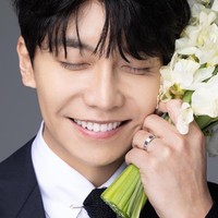 Aura bahagia terpancar dari wajah Lee Seung Gi yang melepas masa lajangnya di usia 36 tahun. Foto: Instagram