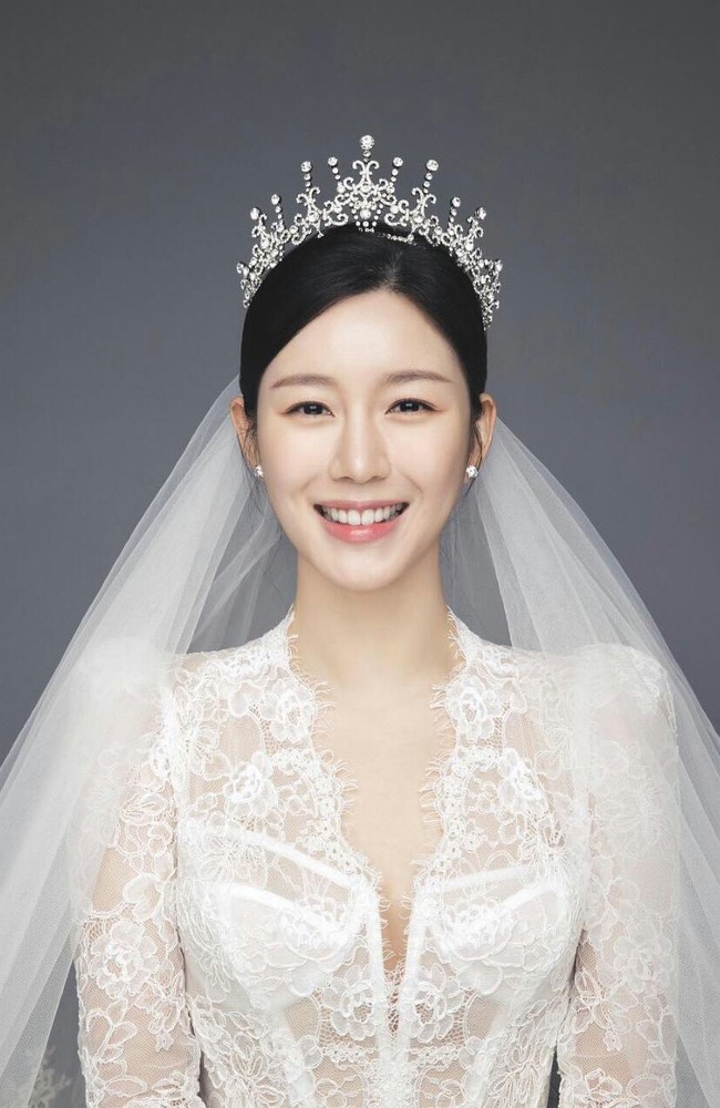 Sang mempelai wanita pun tampak anggun dan memesona menjelang hari pernikahannya dengan Lee Seung Gi. Foto: Instagram