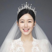 Sang mempelai wanita pun tampak anggun dan memesona menjelang hari pernikahannya dengan Lee Seung Gi. Foto: Instagram