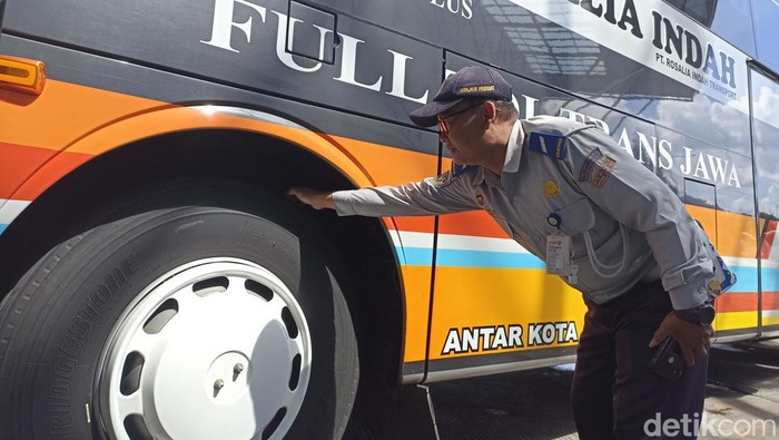 Petugas melakukan ramp check pada bus di terminal Patria Blitar