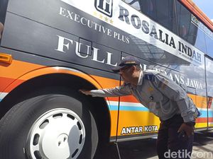 Petugas Temukan Ban Halus hingga KIR Mati Saat Ramp Check Bus di Blitar