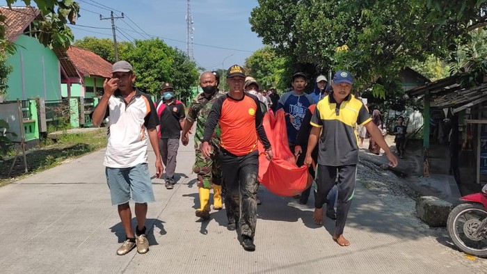 Petugas mengevakuasi korban yang tenggelam di Sungai Lusi Blora, Jumat (8/4/2023).