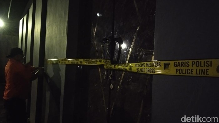 Polisi menyegel tempat karaoke di kawasan Ciumbuleuit, Kota Bandung, Jumat (7/4/2023). Tempat hiburan malam ini kedapatan masih nekat membuka usahanya meski di bulan Ramadan.
