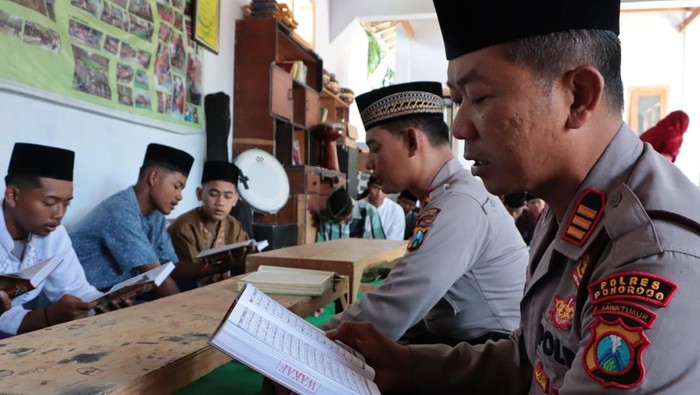 Polres Ponorogo saat bagikan Al-Quran sambil ngaji bareng santri di Yayasan Darul Arifin.