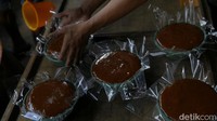 Harga dodol yang dijual di tempat ini berkisar muali dari Rp 20 ribu hingga Rp 110 ribu tergantung jenis ukuran.