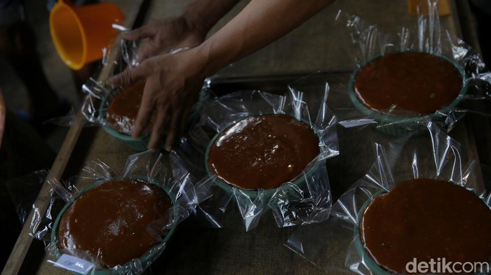 Jelang Lebaran, sentra produksi dodol Betawi di kawasan Pasar Minggu, Jakarta, mulai sibuk memenuhi permintaan yang meningkat.