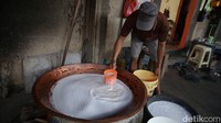 Dodol betawi terbuat dari bahan yang cukup sederhana yaitu, ketan putih, ketan hitam, dan lain-lain. Untuk variasi rasa ada yang menambahkan durian lho.