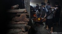 Tungku kayu bakar masih menjadi andalan pembuatan dodol Betawi.