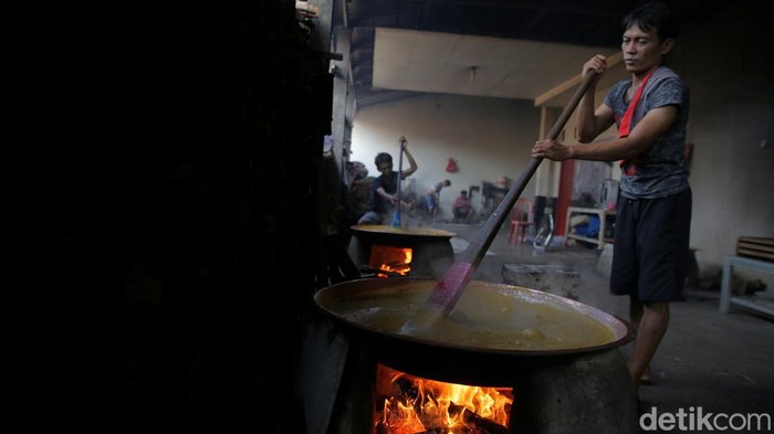 Produksi Dodol Betawi Meningkat Jelang Lebaran Jelang Lebaran, sentra produksi dodol Betawi di kawasan Pasar Minggu, Jakarta, mulai sibuk memenuhi permintaan yang meningkat.