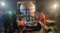 KA BBM yang anjlok di emplasemen Stasiun Sepanjang, Sidoarjo dievakuasi dengan mengirimkan kereta penolong bersama sejumlah petugas KAI. Proses evakuasi ini berlangsung 5,5 jam. (Foto: Suparno/detikJatim)