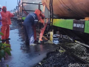 KAI Kirim Kereta Penolong Kembalikan Roda KA BBM Anjlok Sidoarjo ke Rel