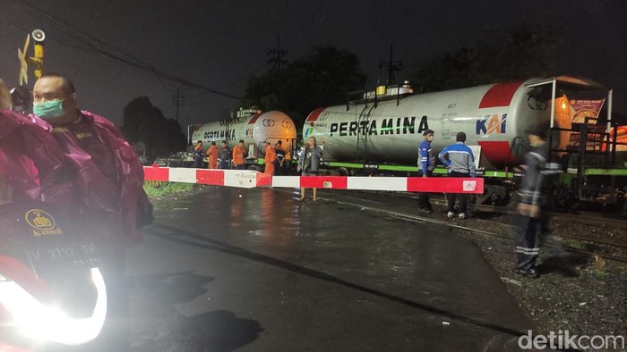 Proses evakuasi KA BBM yang anjlok di Sidoarjo