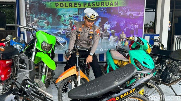 Puluhan motor hasil razia balap liar yang diamankan di Polres Pasuruan