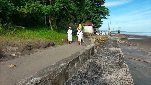 Abrasi mengancam keberadaan Pura Luhur Rambut Siwi di Desa Yehembang Kangin, Mendoyo, Jembrana.