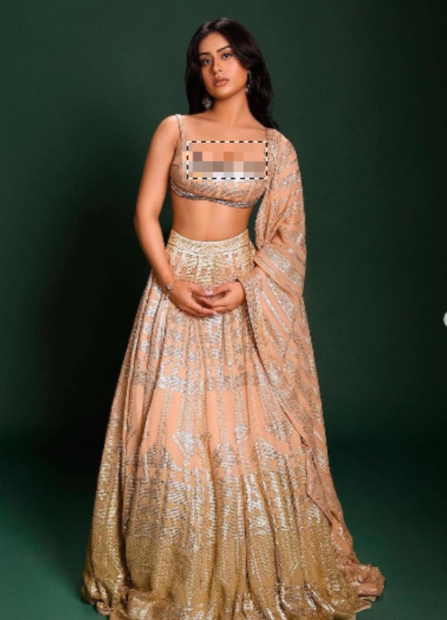 Nysa Devgn mencuri perhatian saat hadir bersama Kajol di pesta peluncuran Pusat Budaya Nita Mukesh Ambani di India pada awal April 2023. Kajol dan Nysa Devgan sama-sama memakai busana karya desainer couture India, Abu Jani Sandeep Khosia. Foto: Dok. Instagram @nysadevganx