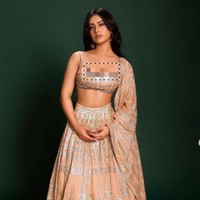 Nysa Devgn mencuri perhatian saat hadir bersama Kajol di pesta peluncuran Pusat Budaya Nita Mukesh Ambani di India pada awal April 2023. Kajol dan Nysa Devgan sama-sama memakai busana karya desainer couture India, Abu Jani Sandeep Khosia. Foto: Dok. Instagram @nysadevganx