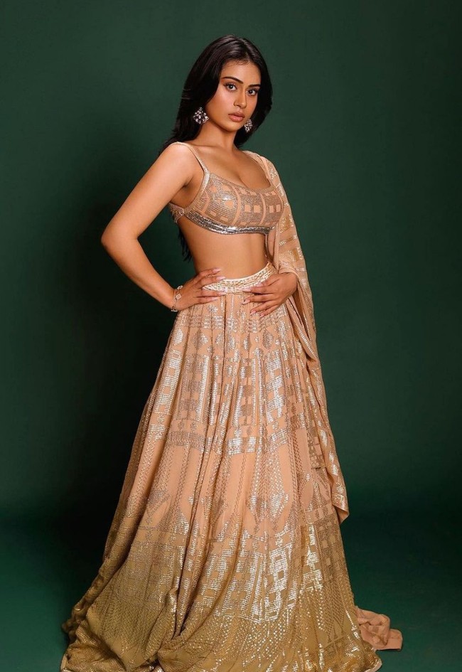 Namun dalam sebuah wawancara Kajol membantah putrinya operasi plastik. Kajol menegaskan Nysa Devgan kini tampil memesona karena perawatan kulit yang dilakukannya. Sang anak juga rajin berolahraga. Foto: Dok. Instagram @nysadevganx