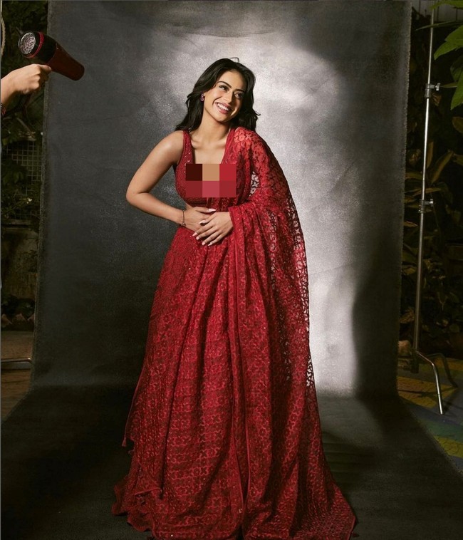 Bukan hanya karena skincare, diakui Kajol jika perubahan fisik anaknya ditunjang dengan olahraga dan pola makan yang sehat. Nysa Devgan memulai hari dengan minum dua sampai tiga gelas air hangat lalu sarapan dengan tiga telur rebus, buah, dan oatmeal. Foto: Dok. Instagram @nysadevganx