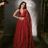 Bukan hanya karena skincare, diakui Kajol jika perubahan fisik anaknya ditunjang dengan olahraga dan pola makan yang sehat. Nysa Devgan memulai hari dengan minum dua sampai tiga gelas air hangat lalu sarapan dengan tiga telur rebus, buah, dan oatmeal. Foto: Dok. Instagram @nysadevganx