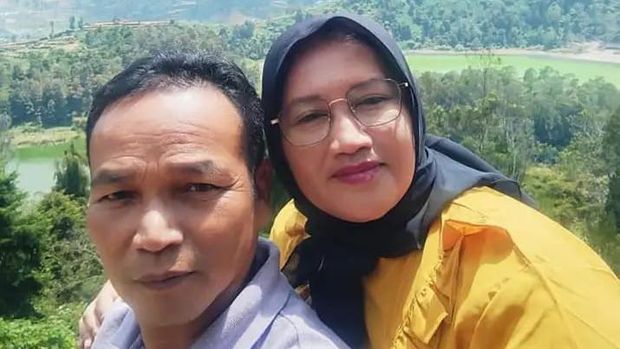 Pasutri Suheri dan Riani berfoto di Banjarnegara