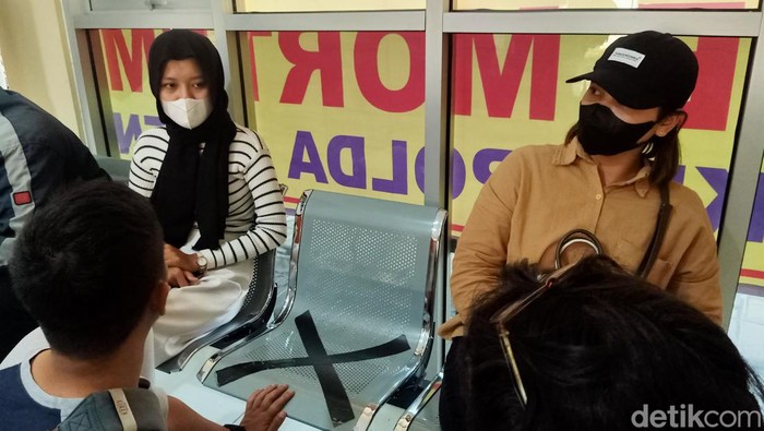 Rani warga Pesawaran Lampung saat mendatangi posko pengaduan orang hilang korban Mbah Slamet dukun pengganda uang di Polres Banjarnegara.