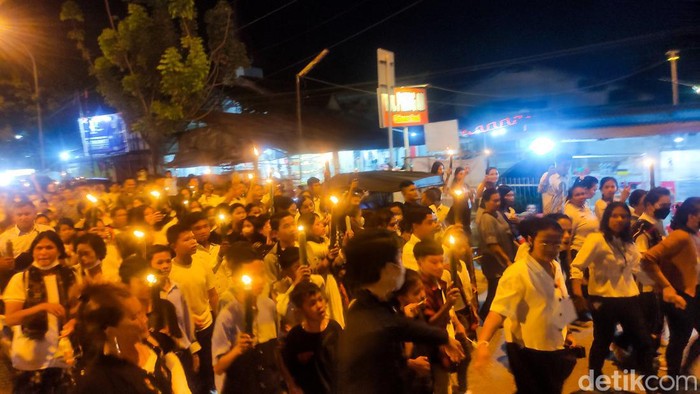 Ratusan jemaat Gereja HKBP Lubukpakam mengikuti pawai obor menyambut Paskah