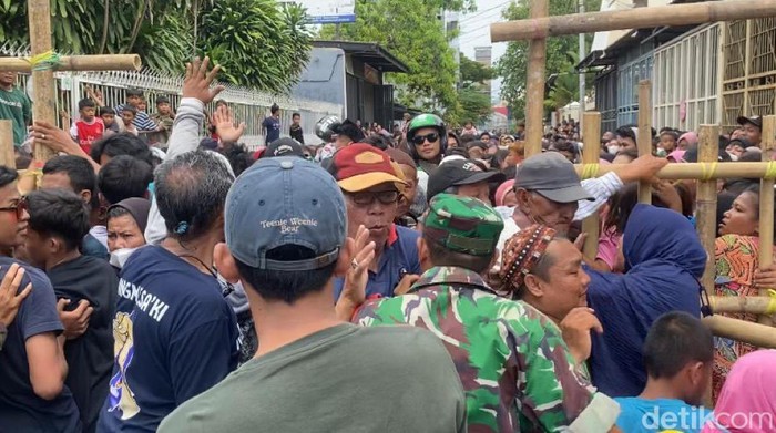 Ribuan warga berdesakan dan saling dorong berebut infak pengusaha di Makassar.