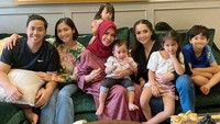 Anak, menantu, dan cucu kumpul bersama merayakan ulang tahun Rieta Amilia. Foto: dok. Instagram