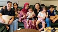 Ada Caca Tengker bersama suami dan dua anaknya, serta Nagita Slavina bersama Rafathar dan Rayyanza. Ketidakhadiran Raffi Ahmad ramai ditanyakan oleh netizen. Raffi Ahmad dinilai jarang hadir pada momen penting keluarga Nagita Slavina. Foto: dok. Instagram