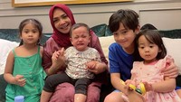 Rieta Amilia tersenyum foto bareng keempat cucunya. Foto: dok. Instagram