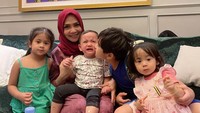 Duh! Rafathar mulai jahil ke Rayanza yang menangis. Lagi asyik foto, Rafathar malah cium Rayyanza yang sedang menangis. Foto: dok. Instagram