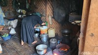 Istri Abah Jajang yang masih memasak sendiri menggunakan kayu bakar. Sementara masakan kami dimasakkan oleh anak abah di dapur berbeda.
