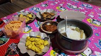 Inilah menu berbuka kami di rumah Abah Jajang yang viral. Menu di rumah bak berada di surga itu memang sederhana, hanya nasi liwet, tahu-tempe-telur, lalapan, sambal, namun sangat segar menikmatinya.