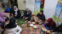 Suasana di dalam rumah Abah Jajang yang ditempati anaknya. Mereka sedang berbuka bersama tuan rumah yang viral.