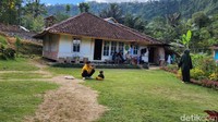 Kendati halaman rumahnya tak lagi asri, namun abah Jajang tidak keberatan sama sekali. Dia menganggap kedatangan wisatawan malah membuat suasana rumahnya menjadi hangat. Begitu menurut Endang Supyandi, anak abah. (Ahmad Masaul Khoiri/detikcom)