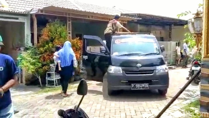 rumah bandar arisan online situbondo digeruduk emak-emak