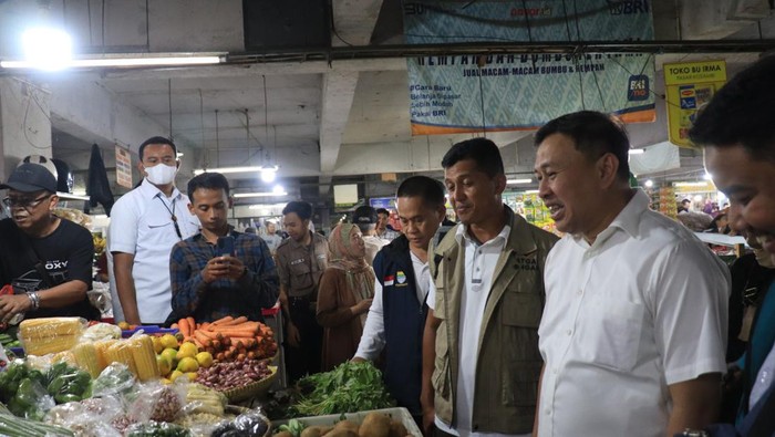 Satgas Pangan Polri saat mengecek ketersediaan dan harga bahan pokok di Pasar Kosambi, Kota Bandung, Sabtu (8/4/2023).