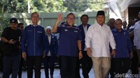 Zulhas tampak ditemani oleh Sekjen PAN Eddy Soeparno, Waketum PAN Viva Yoga Mauladi dan Yandri Susanto.