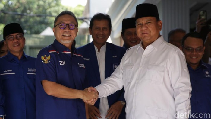 Semringah Zulhas-Prabowo di Kertanegara Ketum PAN Zulhas menemui Ketum Gerindra Prabowo Subianto di Jalan Kertanegara, Kebayoran Baru, Jaksel. Zulhas didampingi sejumlah pengurus DPP PAN.