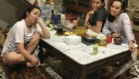 Meski tajir melintir, tetapi pesinden asal Pati ini tak pernah menghilangkan tradisi untuk makan bersama keluarga dan teman secara guyub. Foto: Instagram/YouTube