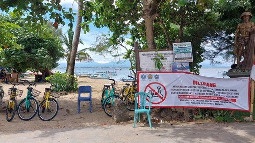 Spanduk larangan penggunaan sepeda listrik di kawasan pedestrian Sanur, Denpasar, Bali.