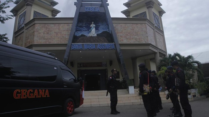 Sejumlah personel Brimob Polda NTT dari satuan penjinak bom apel bersama usai mensterilkan Gereja Santa Maria Assumpta Kupang, NTT, Sabtu (8/4/2023). Sterilisasi yang dilakukan oleh Brimob Polda NTT jelang misa malam Paskah itu bertujuan untuk memastikan keamanan sejumlah gereja di Kupang sebelum umat Kristiani memulai ibadah.ANTARA FOTO/Kornelis Kaha/hp.
