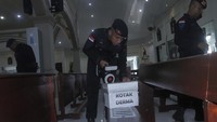 Seorang anggota Brimob Polda NTT dari satuan penjinak bom menggunakan alat pendeteksi radio aktif saat melakukan sterilisas Gereja Santa Maria Assumpta Kupang, NTT, Sabtu (8/4/2023).