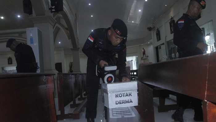 Sejumlah personel Brimob Polda NTT dari satuan penjinak bom apel bersama usai mensterilkan Gereja Santa Maria Assumpta Kupang, NTT, Sabtu (8/4/2023). Sterilisasi yang dilakukan oleh Brimob Polda NTT jelang misa malam Paskah itu bertujuan untuk memastikan keamanan sejumlah gereja di Kupang sebelum umat Kristiani memulai ibadah.ANTARA FOTO/Kornelis Kaha/hp.