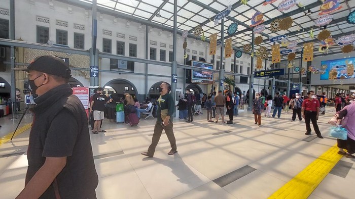 Suasana di Stasiun Pasar Senen pada Sabtu (8/4/2023)-(Rumondang/detikcom)